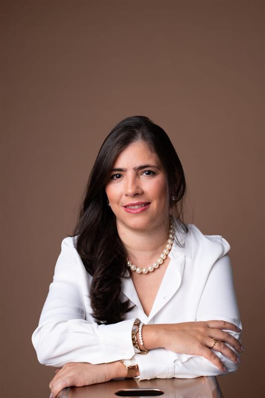 Professora do curso de Direito da Estácio em retrato profissional, representando o corpo docente da graduação.